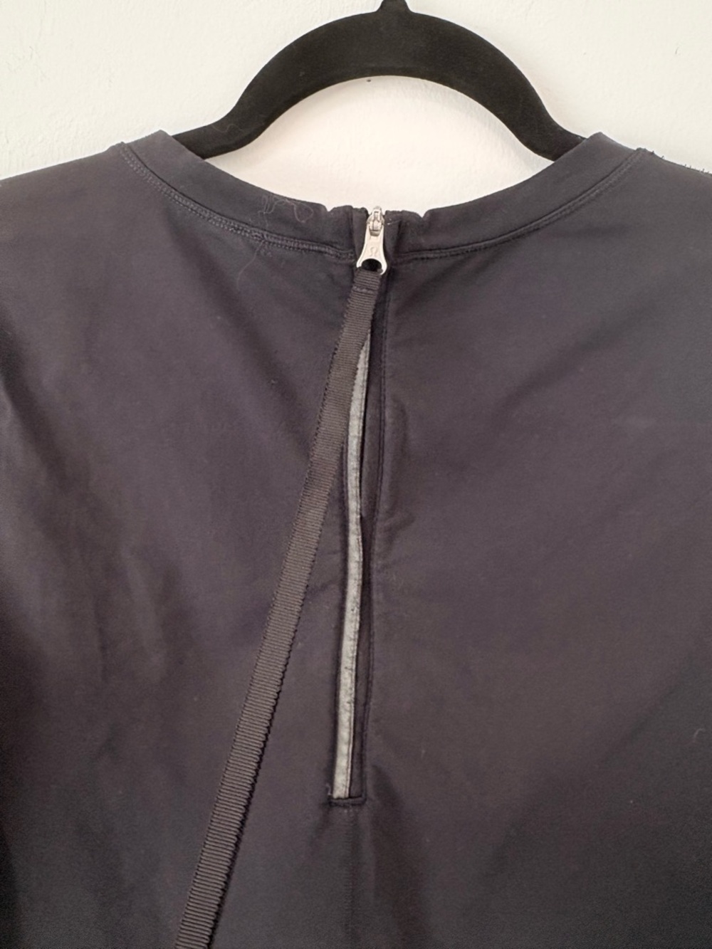 Lululemon Run Warm Up Crew Sz 8 Black EUC - Picture 7 of 9